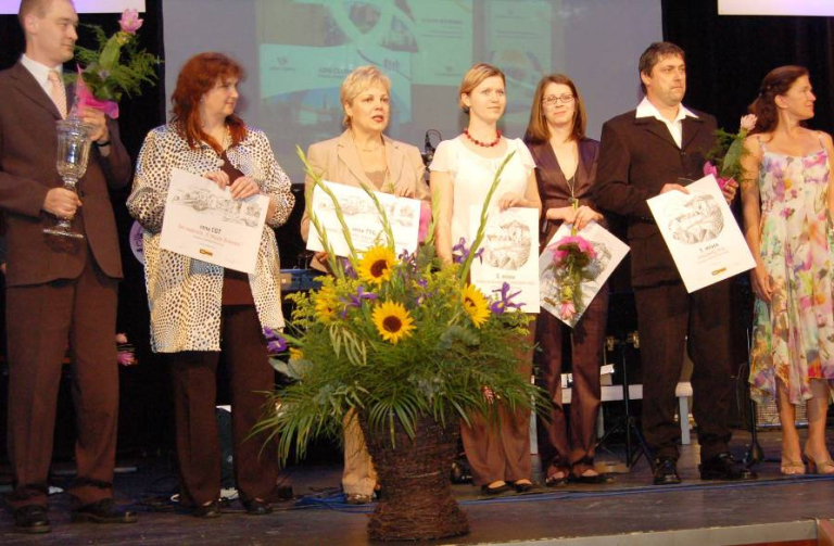 Cenu pro liberecký kraj převzala Eva Hornová (čtvrtá zprava), vedocuí oddělení cestovníhoruchu KÚLK.